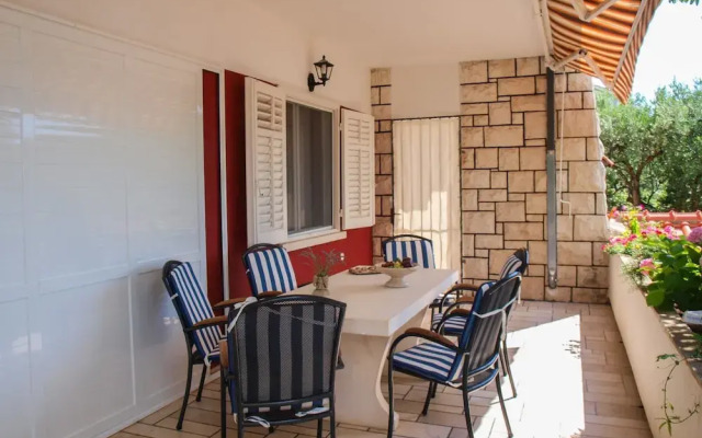Beachfront Apartment With big Terrace and Garden
