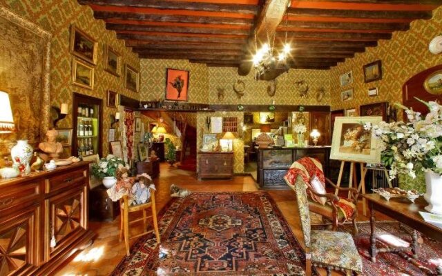 Logis Hostellerie de lAuberge de LÉtang Bleu