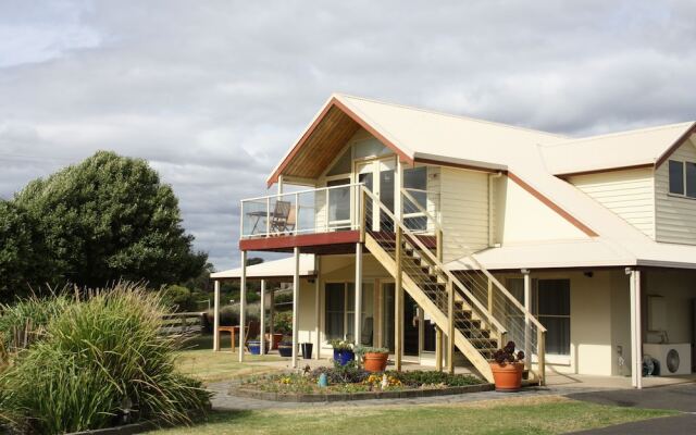 Logans Beach House and Apartments