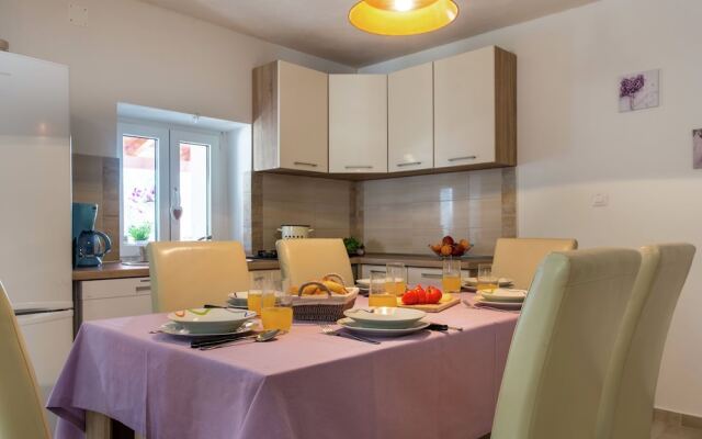 Stylish Villa in Milohnici With Private Terrace