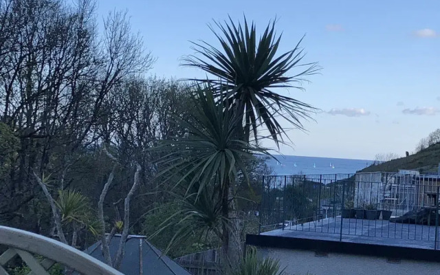 Captivating 2-bed Villa in Millendreath Near Looe