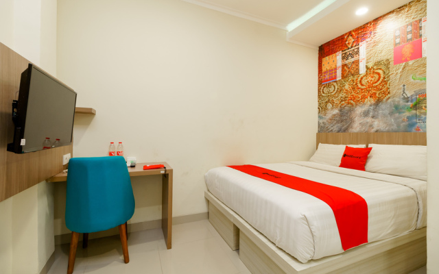 RedDoorz Plus @ Point Phila Cihampelas