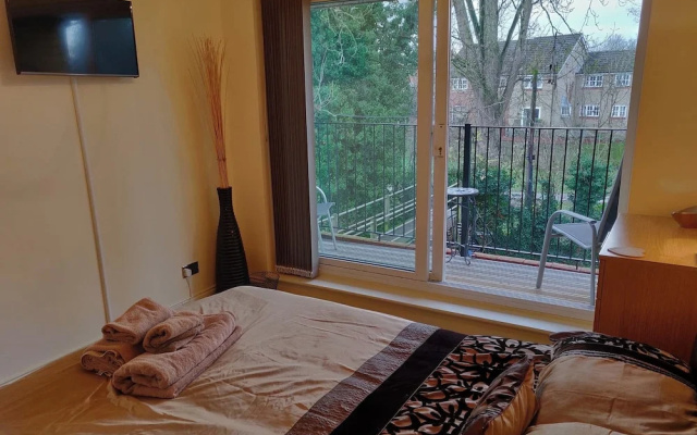 Marina View Duplex Apt 2 BR Parking St Neots Town Centre