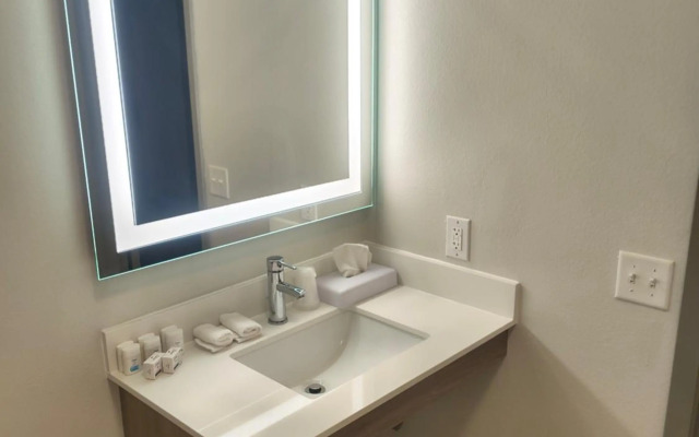 Holiday Inn Express Kenedy by IHG