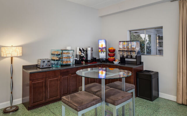 Americana Hotel