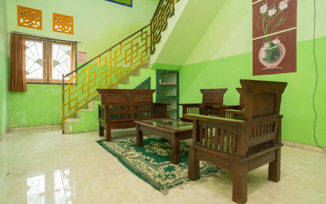 RedDoorz Syariah near Predator Fun Park Batu 2