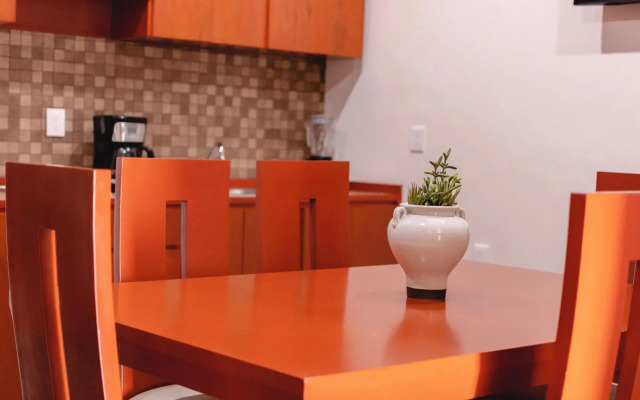 La Lola Hotel & Suites