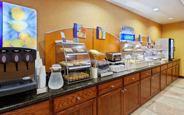 Holiday Inn Express Hotel And Suites Malvern