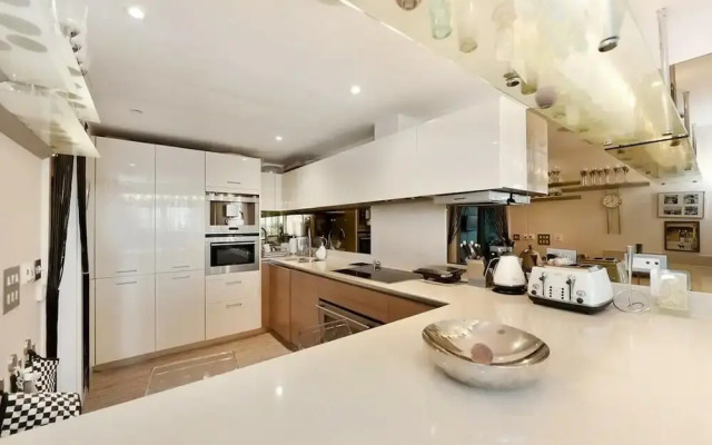 Luxury City Apartment in London Battersea Reach