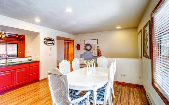 Near Golfing & Hiking: Pinetop Vacation Rental!