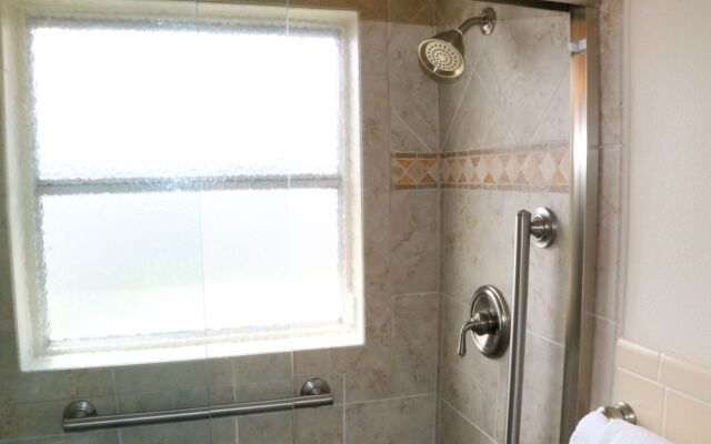 Jamaica Royale 054 - 1 Br Apts