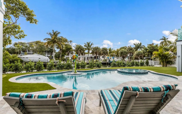 Snook Lookout - 211 Oak Ave