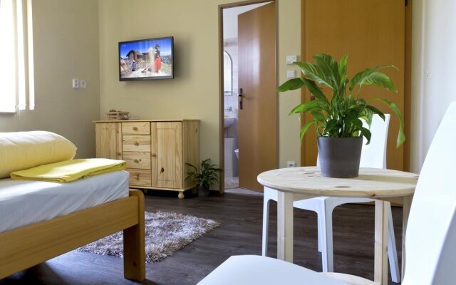 Restaurace a Penzion Na Louce