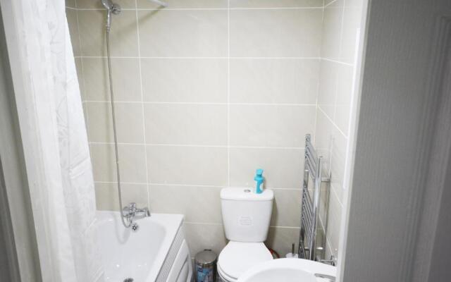 London Zone 2 Three Bedroom Apartment