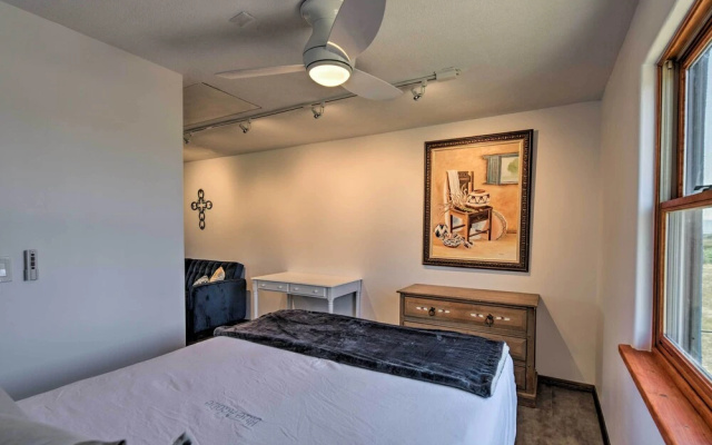 Chic Studio w/ Grill - 25 Mins to Taos Ski Valley!