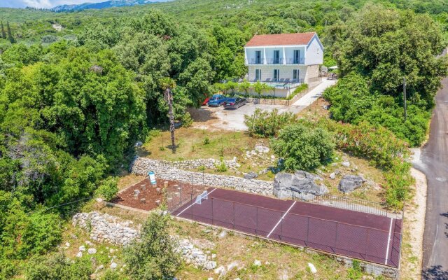 Beautiful Home in Molunat With Wifi and 8 Bedrooms