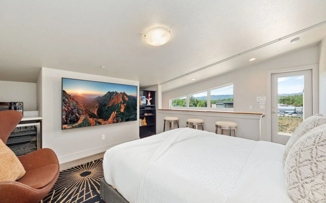 Fancy Townhome Near Old Town, Breweries and River!