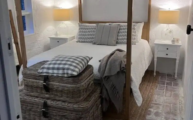 One Wee Cottage, A Romantic Secluded Provincial Abode Surrounded by Vineyards – Guest Rooms – Melbourne