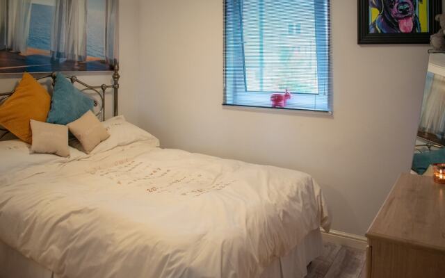 Homely 2 Bedroom Flat in Bonnington