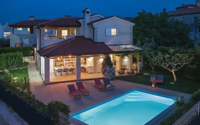 Villa in Novigrad With Pool Near Beach