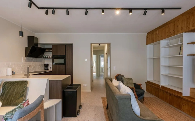 Huswell - Modern Family Flat Steps From the sea