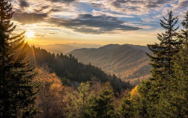 Cabin of Dreams, 3 BR, Water View, WiFi, Hot Tub, Pool Table, Sleep 8