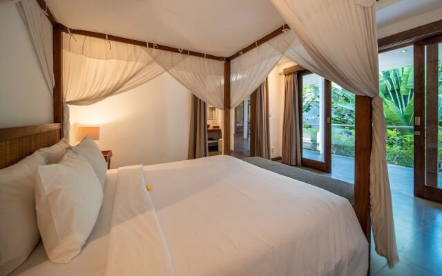 Colorful Private Villa 3 BR, Seminyak With Staff