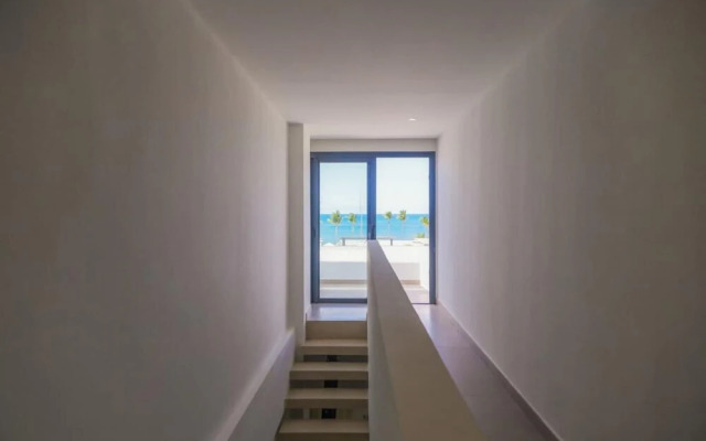Elegant and Spacious Penthouse With Ocean View