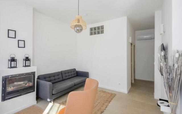 Chic And Modern Apt 5 Min From the Beach