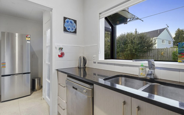 Spacious Family Home - Backyard-Mt-Views