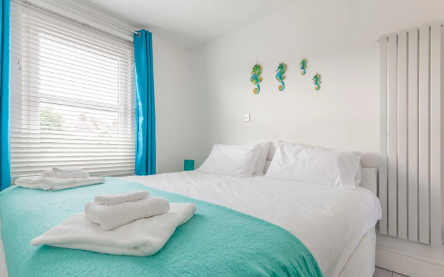 Sea Glimpses with free parking and garden