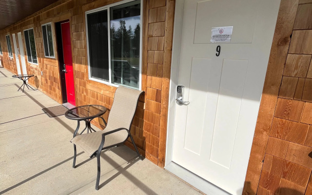 Arctic Divide Inn & Motel