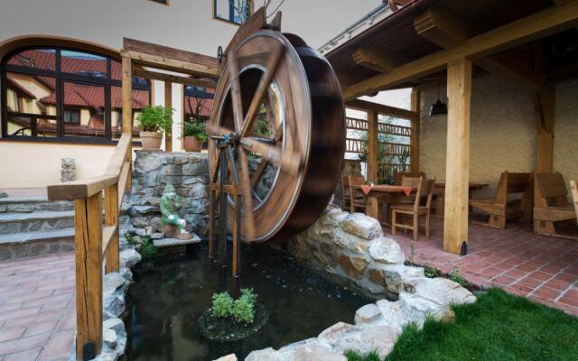Hotel Selsky Dvur - Bohemian Village Courtyard