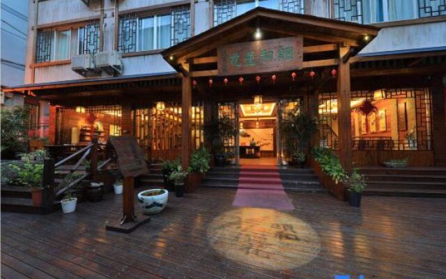 YIhe Lianhua Yanying Hotel