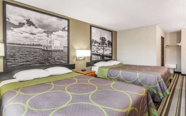 Super 8 by Wyndham Green Bay Near Stadium