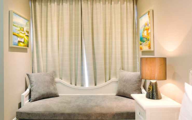 Elegant and Deluxe Studio Menteng Park Apartment By Travelio
