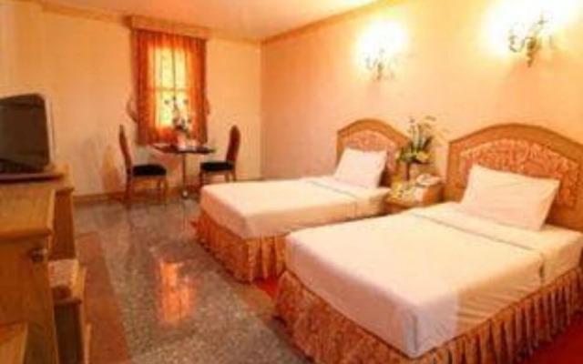 13 Coins Ngamwongwan Hotel