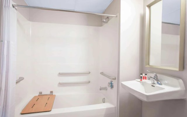 Ramada by Wyndham Hartford North / Bradley Airport