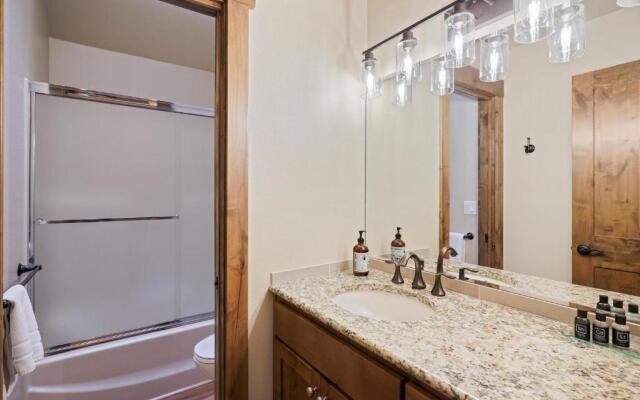 3 Tumalo-AC-Hot Tub-4BR/3BA