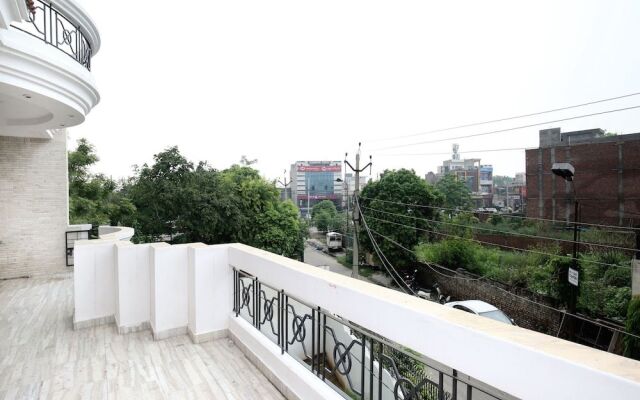 OYO 16130 The Corner House