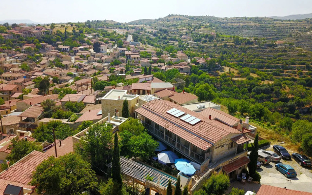 Apokryfo Traditional Houses