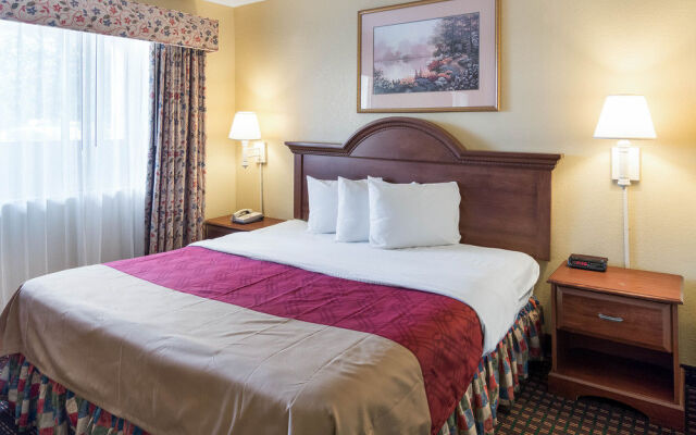 Econo Lodge Inn and Suites Arlington