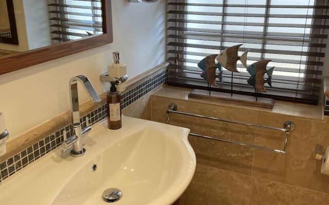 Stunning 2-bed-2bath Apt in Whitby With Parking