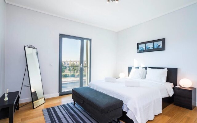 Spacious Apartment in Residential Campolide