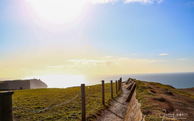 10mindrivecliffsofmoher-cozy2br-parking-wifi
