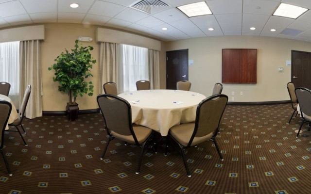 Holiday Inn Express & Suites Omaha I-80, an IHG Hotel