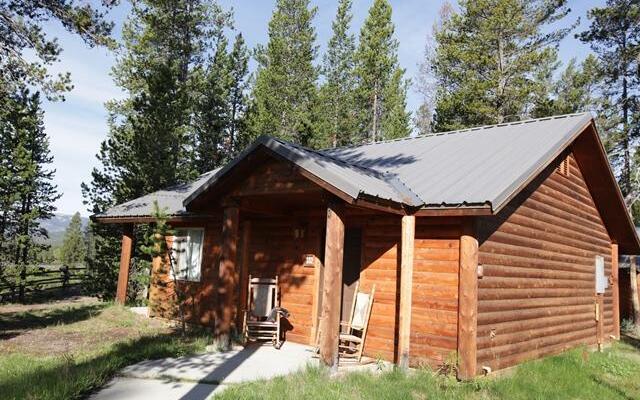 Headwaters Lodge & Cabins at Flagg Ranch