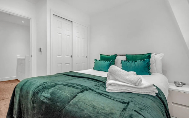 2 Bedroom Service Apt in Artillery Lane