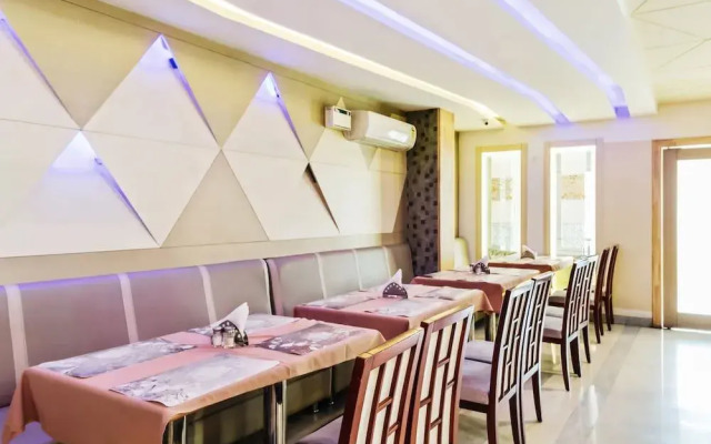 Oyo 30525 Dwarka Grand