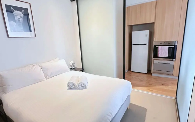 A Chic 2BR Apt Across From Southern Cross Station – Guest Rooms – Melbourne